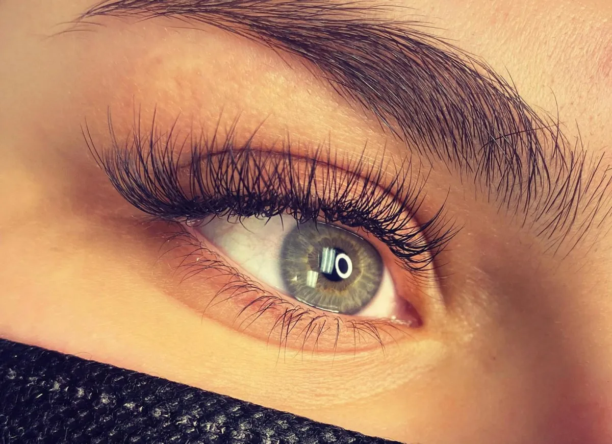 Primer plano de un ojo con las pestañas curvadas y largas